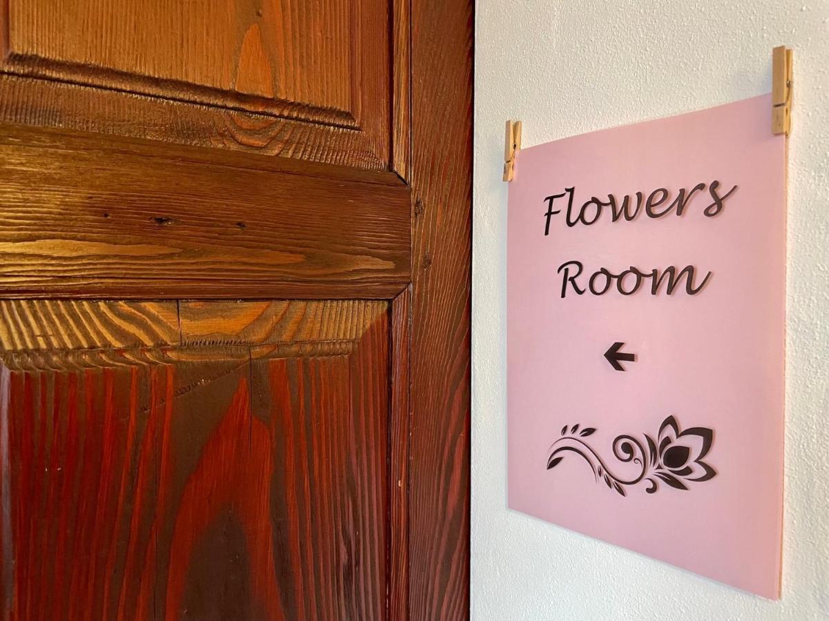 1912 - Flowers Room - Budget For Young Locarno Exterior foto